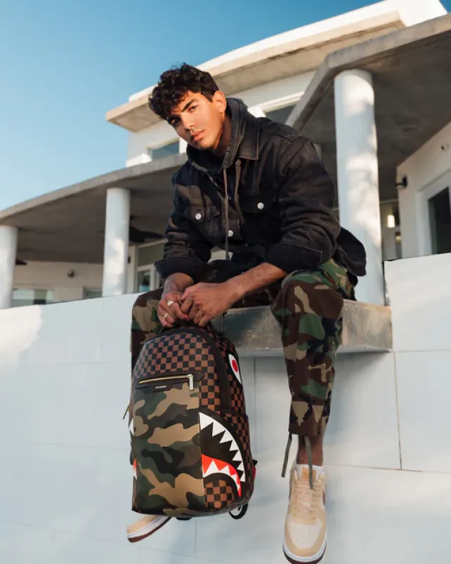 BACKPACKS>SPRAYGROUND EXTERIOR GOLD ZIP POCKET SHARKS IN PARIS BACKPACK (DLXV)