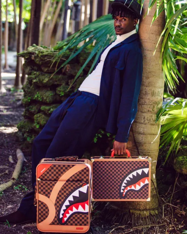 CARRY-ON LUGGAGE>SPRAYGROUND HENNY AIR TO THE THRONE JETSETTER CARRY-ON LUGGAGE