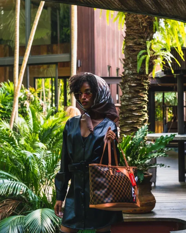 TOTES>SPRAYGROUND HENNY AIR TO THE THRONE TOTE