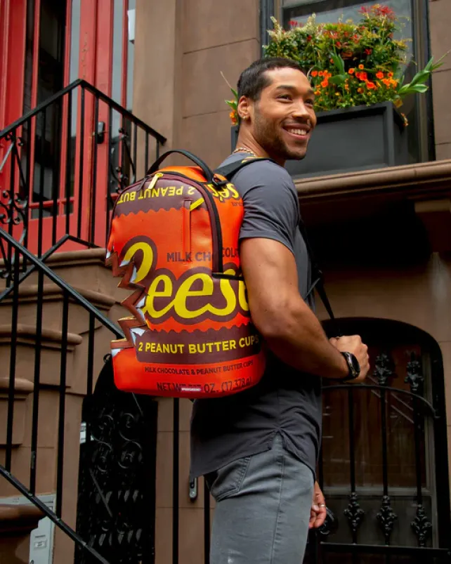 BACKPACKS>SPRAYGROUND REESE'S SHARK BITE BACKPACK (DLXV)