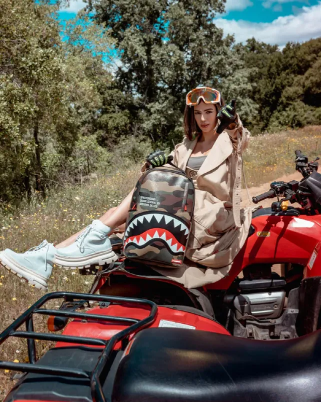 BACKPACKS>SPRAYGROUND SHARK CENTRAL OUTPOST (DLXV)
