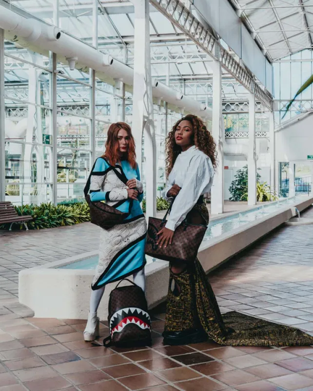 CROSSBODYS>SPRAYGROUND SHARKS AND SKULLS SAVVY CROSSBODY