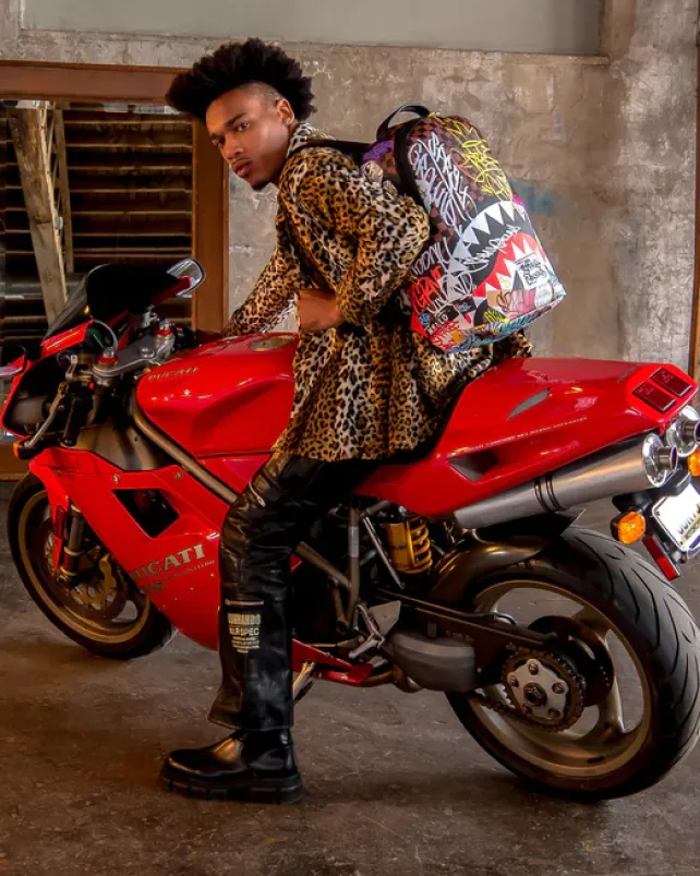BACKPACKS>SPRAYGROUND SHARKS IN PARIS THE RIZZ BACKPACK (DLXV)